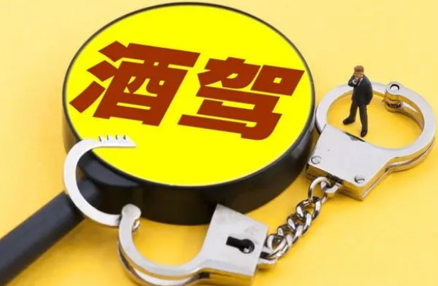 酒駕讓無駕照的女友來頂包……鄭州交警：罰！