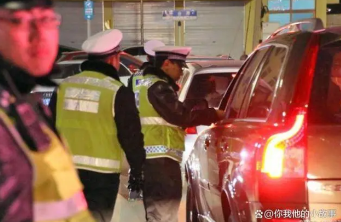 酒后叫代駕遇交警，河北男子大方打招呼并主動接受檢測